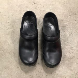 DANSKO FLAT BLACK LEATHER SHOE